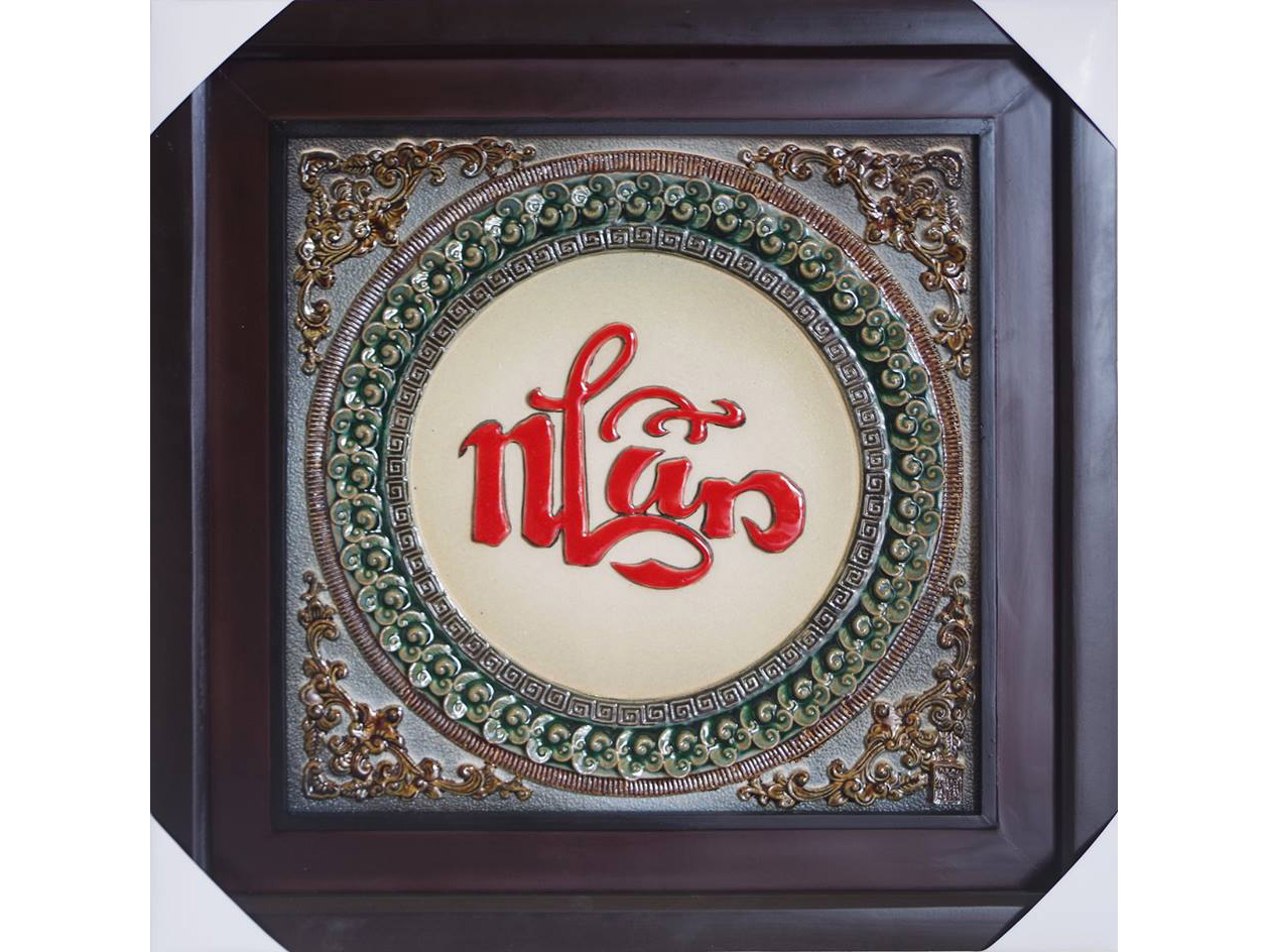 Tranh sứ đắp nổi chữ Nhẫn khung gỗ thông sang trọng bền đẹp 