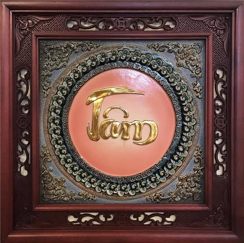 Tranh sứ chữ Tâm dát vàng khung gỗ gụ cao cấp sang trọng