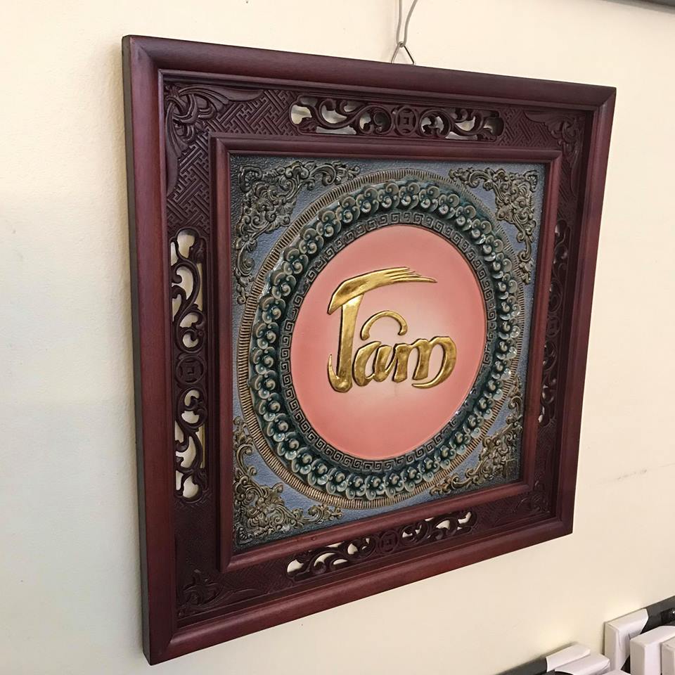 Tranh sứ chữ Tâm dát vàng khung gỗ gụ cao cấp sang trọng