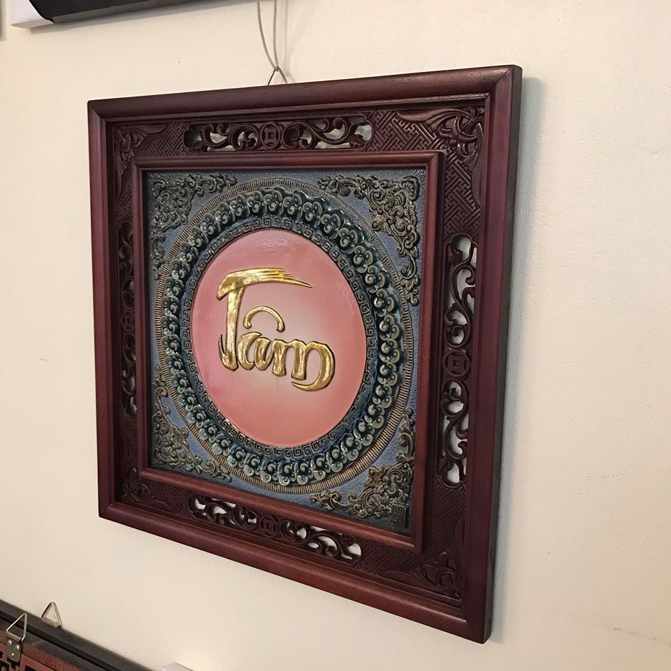 Tranh sứ chữ Tâm dát vàng khung gỗ gụ cao cấp sang trọng