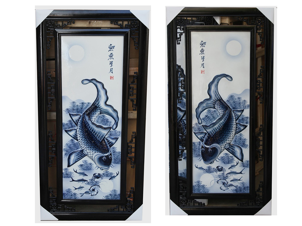 Tranh cá chép trông trăng men lam Bát Tràng kích thước 85x42cm Tranh cá chép trông trăng men lam Bát Tràng kích thước 85x42cm