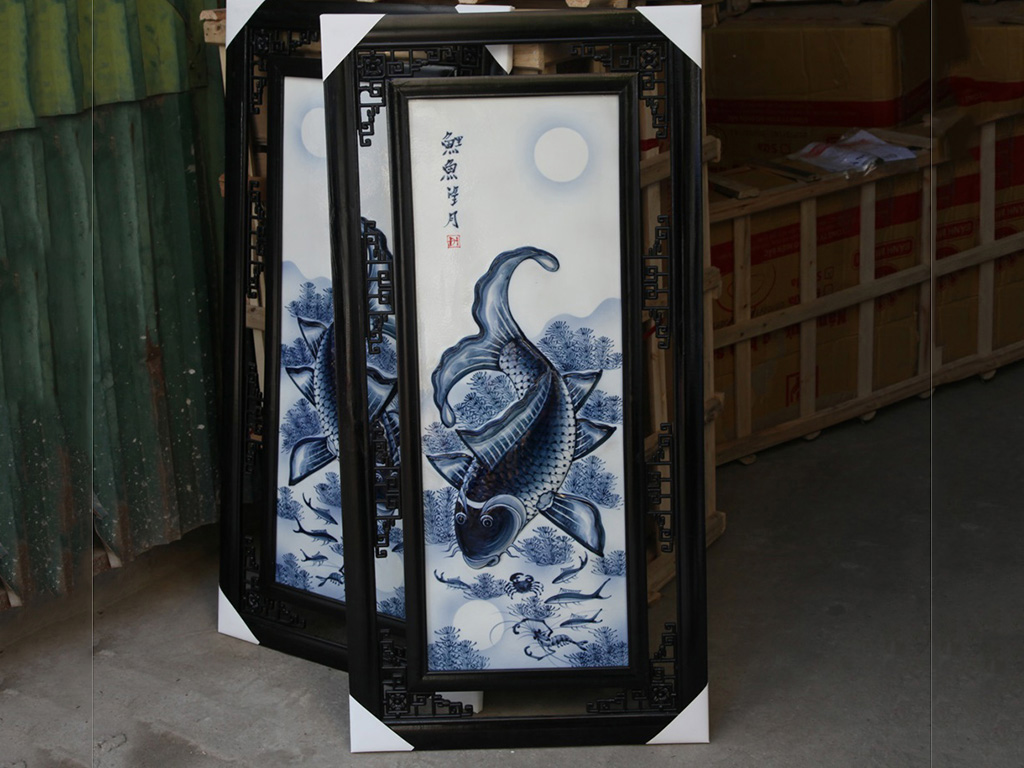 Tranh cá chép trông trăng men lam Bát Tràng kích thước 85x42cm Tranh cá chép trông trăng men lam Bát Tràng kích thước 85x42cm