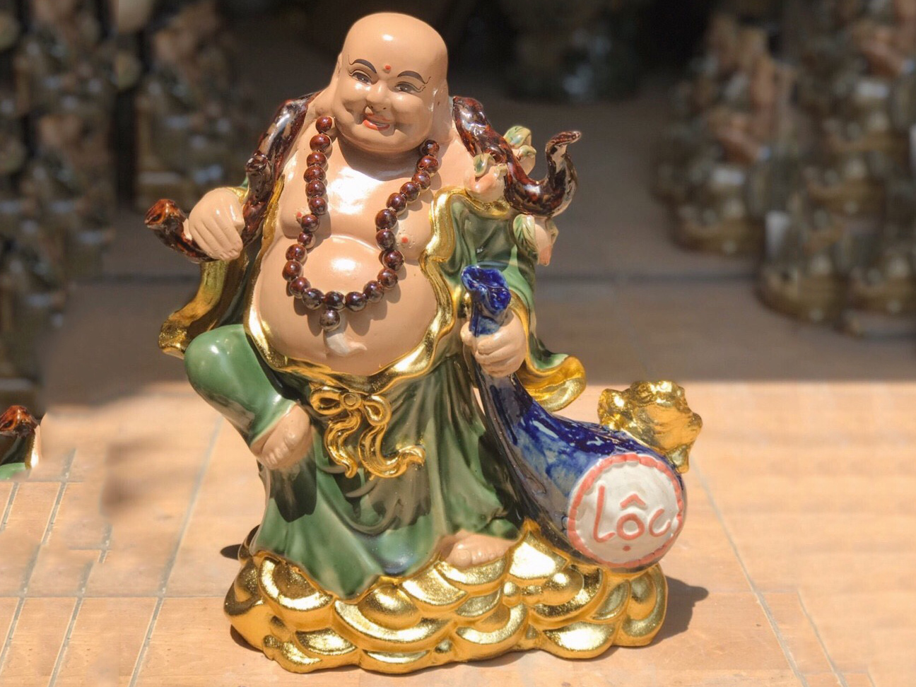 Tượng sứ Di Lặc kéo túi lộc dát vàng 40cm phong thủy đẹp Tượng sứ Di Lặc kéo túi lộc dát vàng 40cm phong thủy đẹp