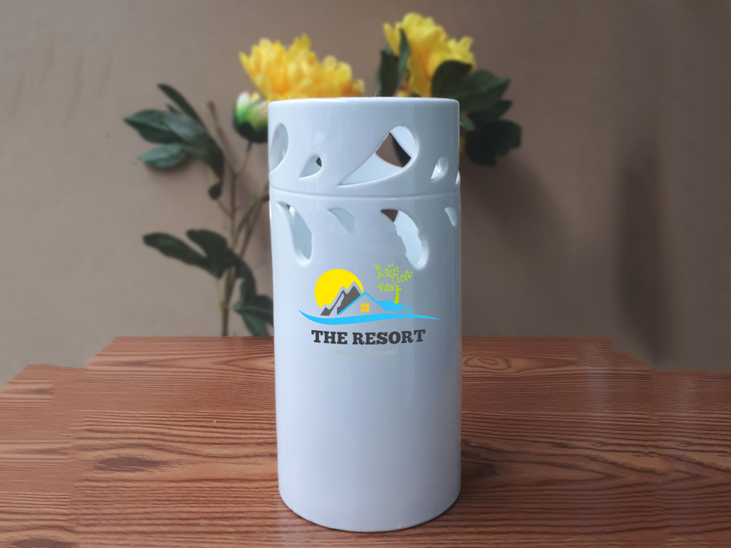 lọ hoa sứ men trắng trụ trai in logo sang trọng quà tặng độc đáo 