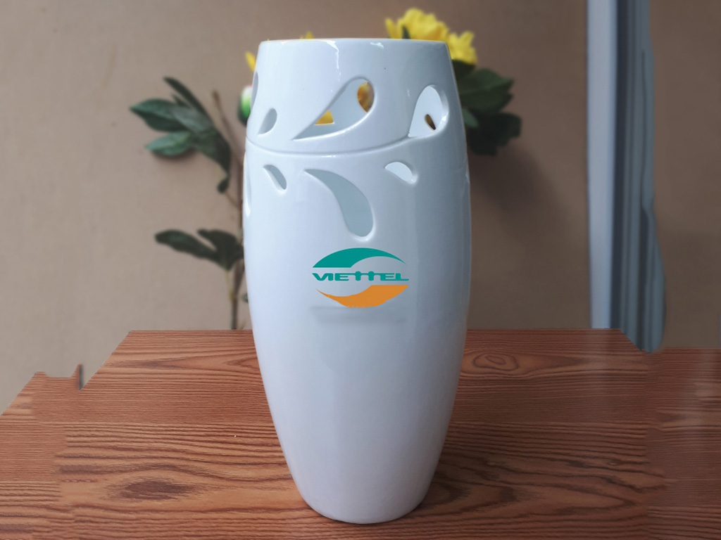 Lọ hoa sứ men trắng Bát Tràng dáng boom S1 in logo quà tặng đẹp 