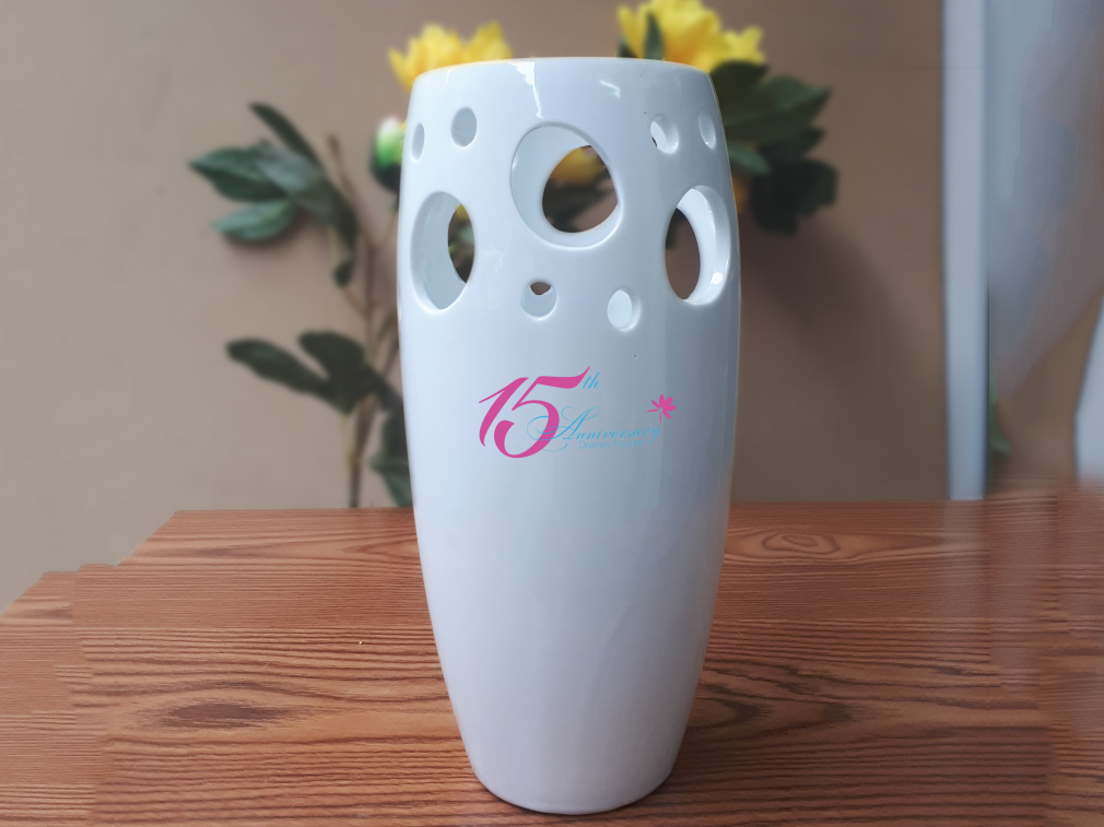 Lọ hoa sứ men trắng Bát Tràng dáng boom in logo quà tặng đẹp