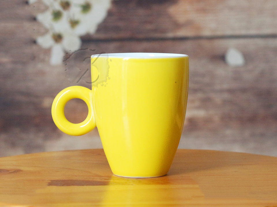 Ly sứ men màu dáng bầu quai tròn Bát Tràng hiện đại tiện dụng Ly sứ men màu dáng bầu quai tròn Bát Tràng hiện đại tiện dụng