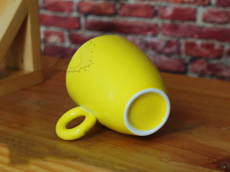 Ly sứ men màu dáng bầu quai tròn Bát Tràng hiện đại tiện dụng Ly sứ men màu dáng bầu quai tròn Bát Tràng hiện đại tiện dụng