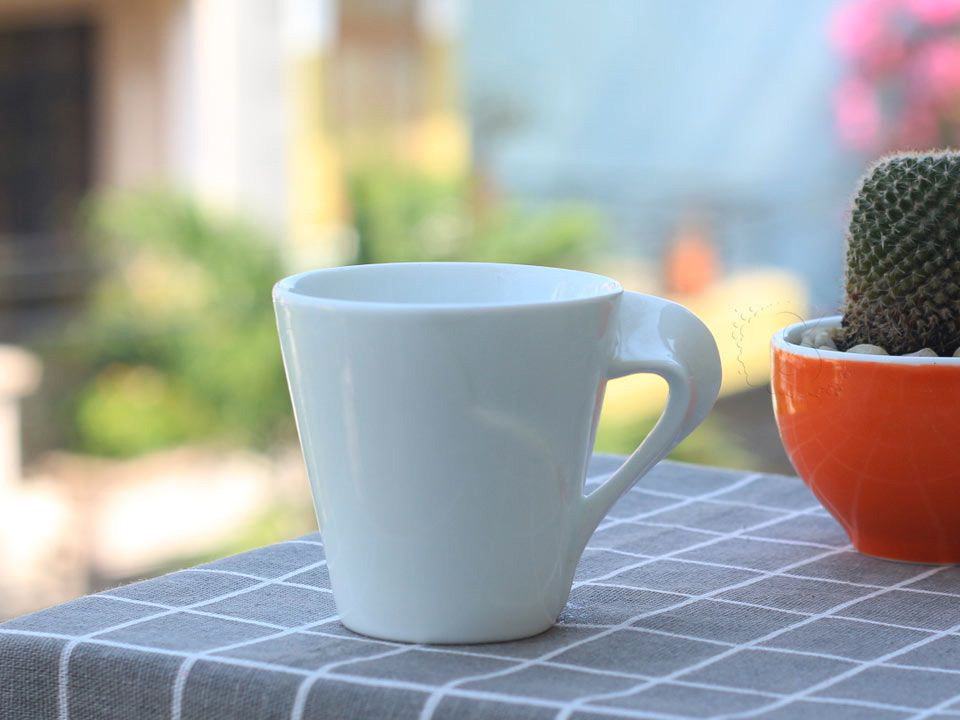 Ly sứ trắng 200ml quai xoắn sang trọng quà tặng