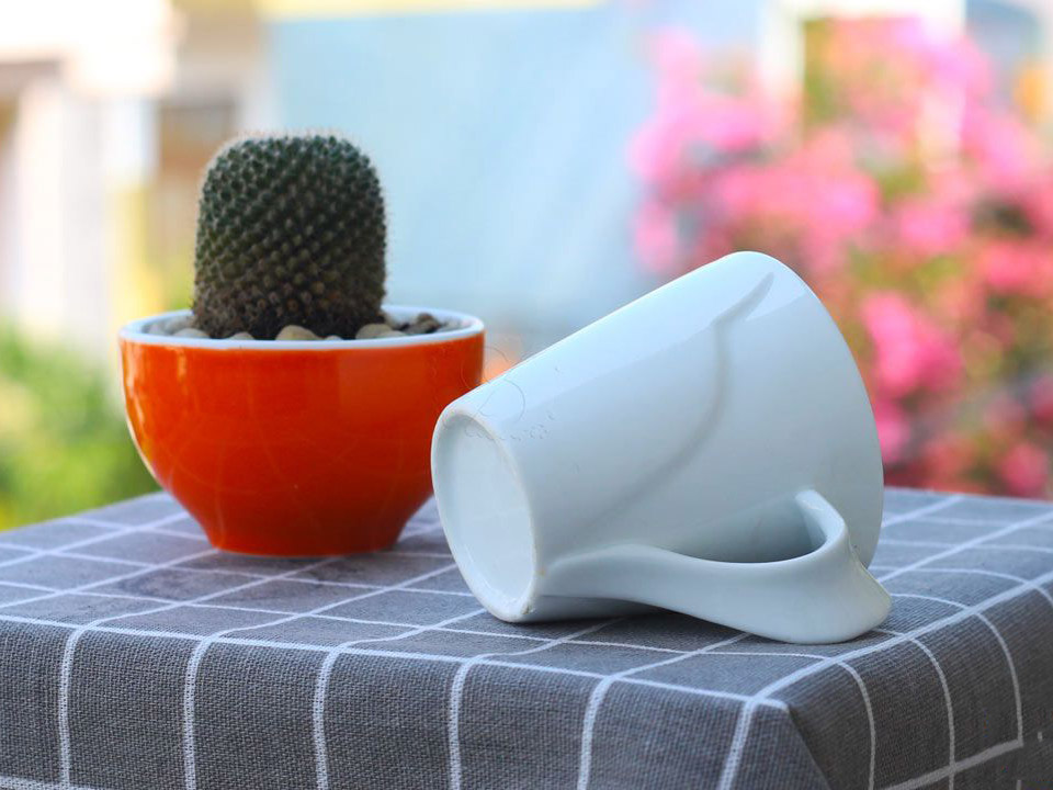 Ly sứ trắng 200ml quai xoắn sang trọng quà tặng