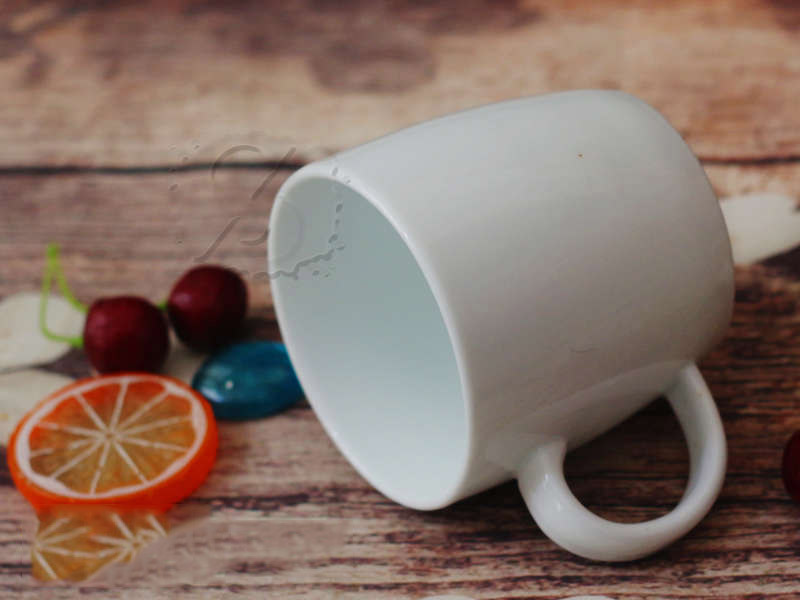 Ly sứ trắng dáng bầu đế cắt quà tặng giá rẻ in logo Bát Tràng Ly sứ trắng dáng bầu đế cắt quà tặng giá rẻ in logo Bát Tràng