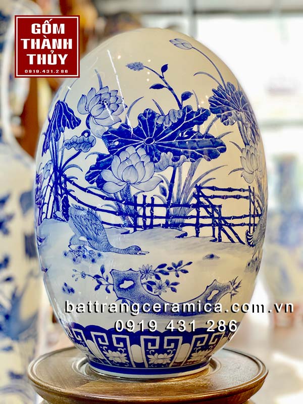 Trứng phong thủy Bát Tràng vẽ sen vịt cao 45cm đẹp sang