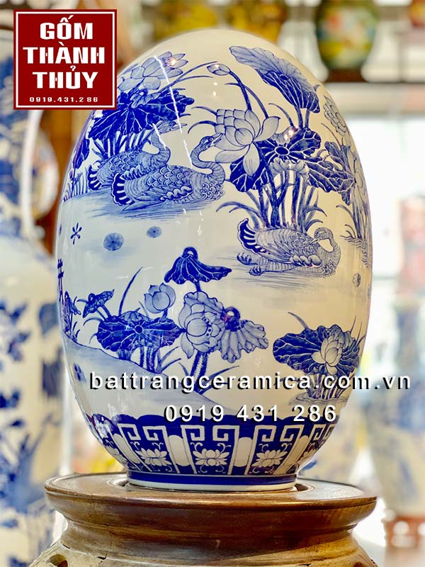 Trứng phong thủy Bát Tràng vẽ sen vịt cao 45cm đẹp sang