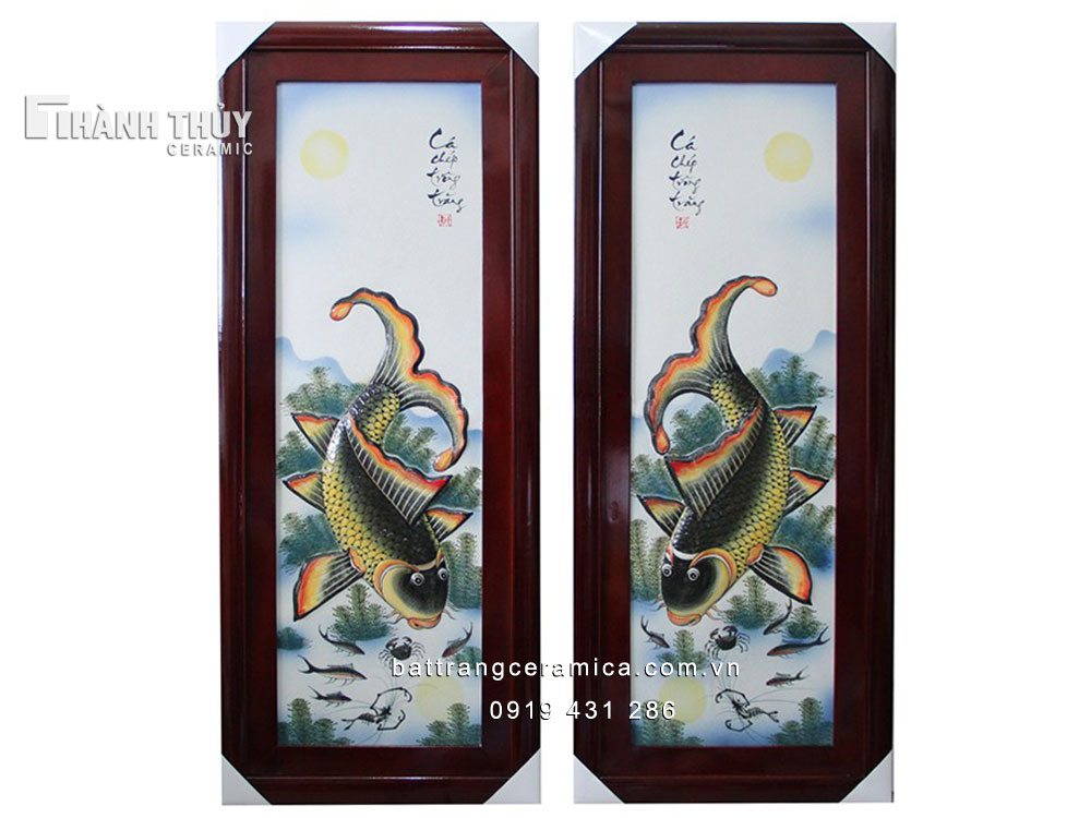 Tranh sứ cá chép trông trăng khung liền đẹp trang trí 120x52cm 