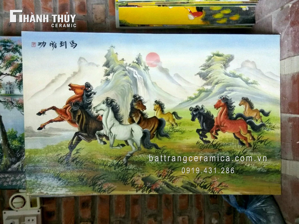 Tranh sứ Bát mã truy phong 90x120cm mang may mắn tài lộc thành công Tranh sứ Bát mã truy phong 90x120cm mang may mắn tài lộc thành công