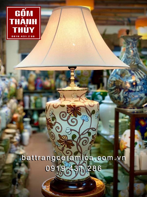 Đèn bàn gốm sứ vai vuông hoa dây 60cm ánh sáng ấm, sang trọng