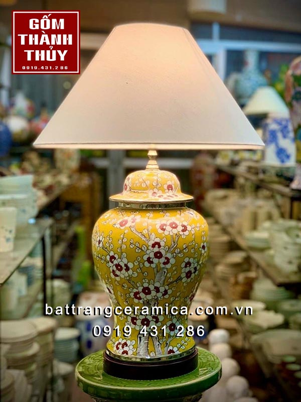 Đèn ngủ gốm sứ vàng hoa đào trang trí phòng khách độc đáo Đèn ngủ gốm sứ vàng hoa đào trang trí phòng khách độc đáo
