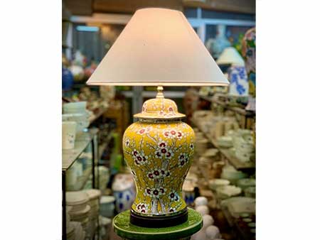Đèn ngủ gốm sứ vàng hoa đào trang trí phòng khách độc đáo 