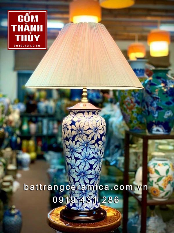 Đèn ngủ gốm Bát Tràng xanh lam hoa cúc sang trọng, giá tốt Đèn ngủ gốm Bát Tràng xanh lam hoa cúc sang trọng, giá tốt