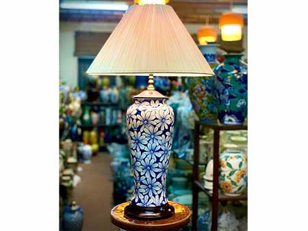 Đèn ngủ gốm Bát Tràng xanh lam hoa cúc sang trọng, giá tốt 