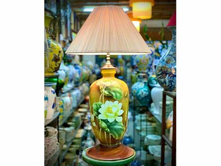 Đèn bàn gốm Bát Tràng vẽ sen 3D đẹp sang trang trí nội thất 