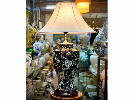 Đèn ngủ gốm sứ nền đen 63cm hoa mai sang trọng giá tốt 