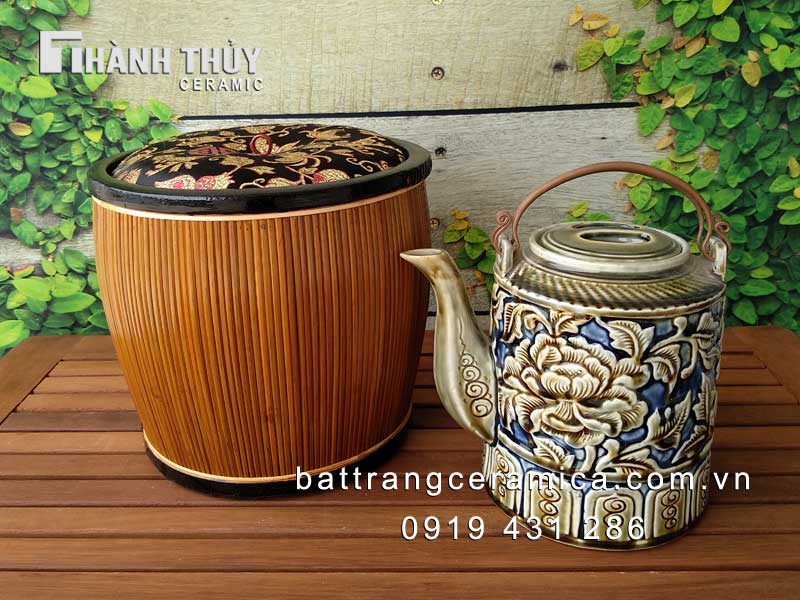 Bộ ấm tích khắc hoa dây Bát Tràng kèm bao ủ ấm 1,5 lít cao cấp Bộ ấm tích khắc hoa dây Bát Tràng kèm bao ủ ấm 1,5 lít cao cấp