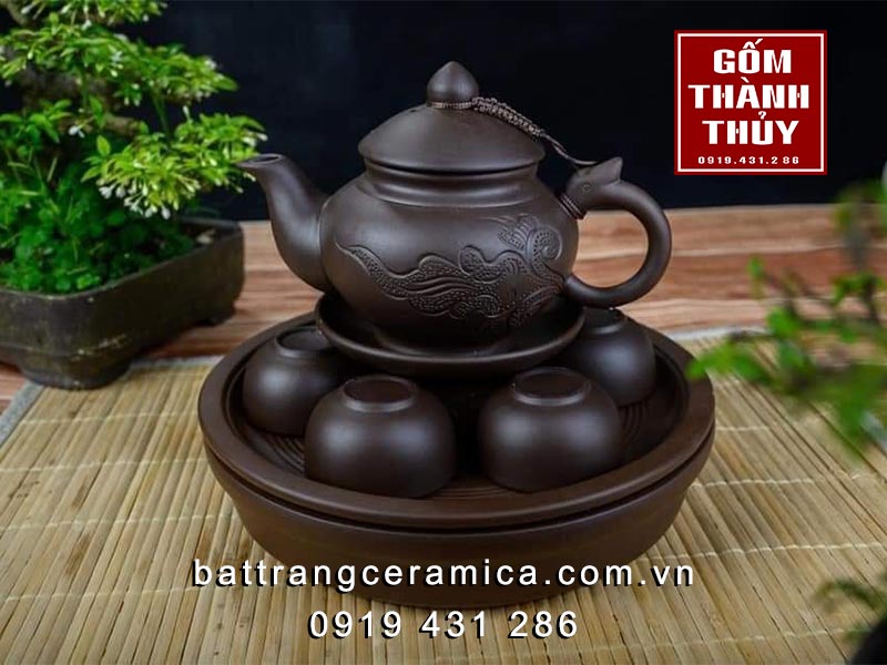 Bộ ấm chén gốm khắc hoa Bát Tràng sang trọng tặng khay tròn