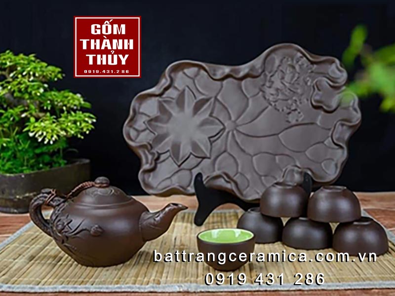 Ấm trà hoa Sen đắp nổi gốm sứ kèm khay sang trọng