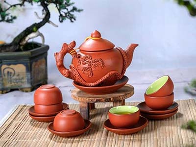 Bộ ấm chén Bát Tràng gốm đỏ đắp Lão Tùng cao cấp, quà tặng ý nghĩa 