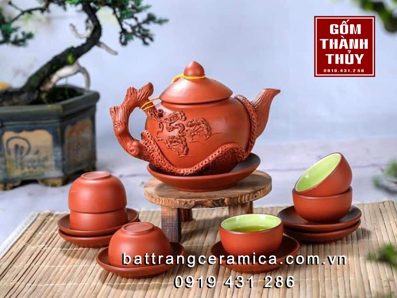 Bộ ấm chén Bát Tràng gốm đỏ đắp Lão Tùng cao cấp, quà tặng ý nghĩa