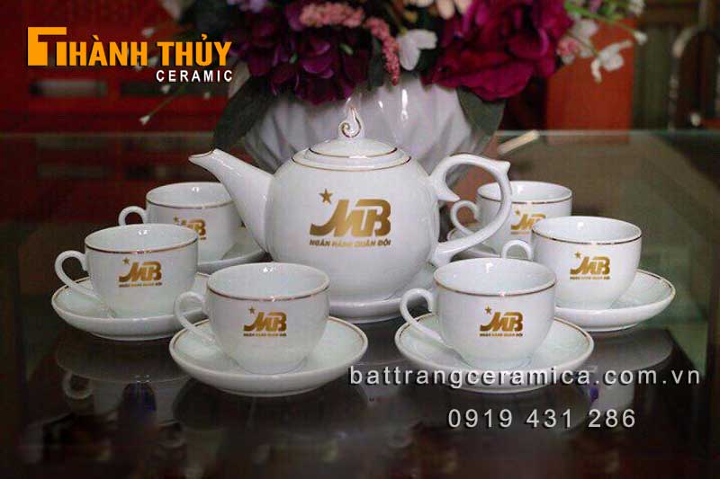 Quà tết doanh nghiệp bộ ấm trà sứ cao cấp logo vàng kim sang trọng
