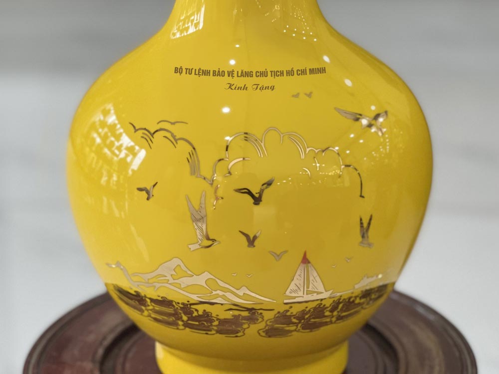 Bình hoa vẽ vàng quà tặng sang trọng cao cấp doanh nghiệp 24k Bình hoa vẽ vàng quà tặng sang trọng cao cấp doanh nghiệp 24k