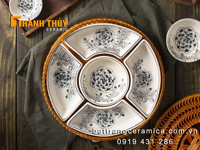 Khay mứt tết sứ Bát Tràng hoa mẫu đơn đẹp sang trọng, an toàn Khay mứt tết sứ Bát Tràng hoa mẫu đơn đẹp sang trọng, an toàn