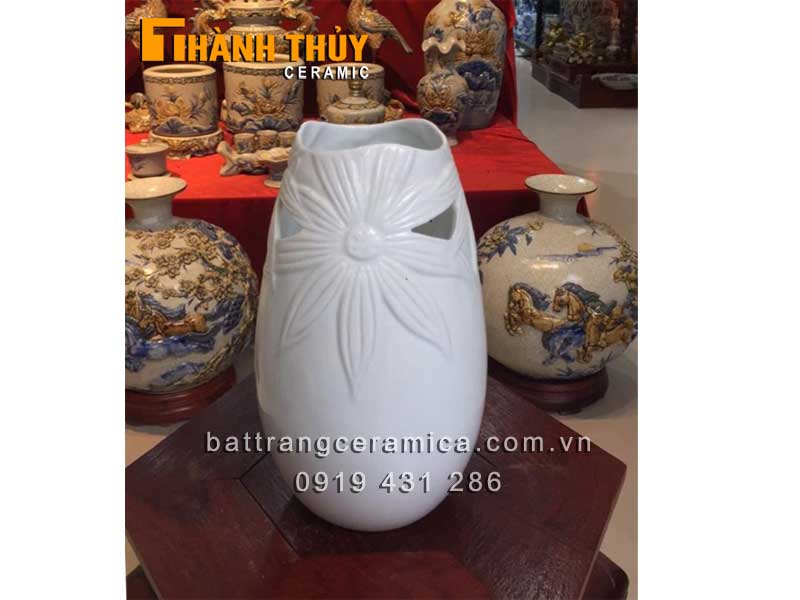 Lọ cắm hoa trắng khắc hoa miệng lượn 26cm đẹp trang trí Tết