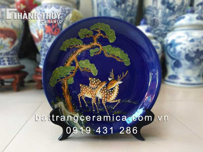 Đĩa cảnh Tùng Lộc men Lam 35cm phong thủy giá tốt may mắn Đĩa cảnh Tùng Lộc men Lam 35cm phong thủy giá tốt may mắn