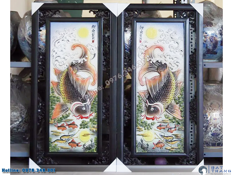 Tranh gốm sứ cá chép trông trăng đắp nổi sắc nét mua ngay