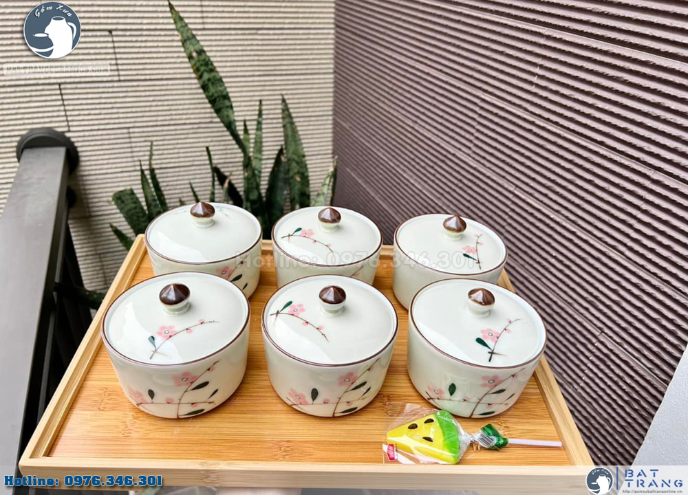 Khay mứt tết gốm sứ vẽ đào hồng dáng trụ sang trọng ấm cúng Khay mứt tết gốm sứ vẽ đào hồng dáng trụ sang trọng ấm cúng
