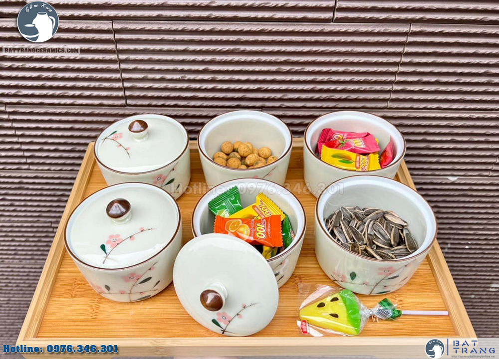 Khay mứt tết gốm sứ vẽ đào hồng dáng trụ sang trọng ấm cúng Khay mứt tết gốm sứ vẽ đào hồng dáng trụ sang trọng ấm cúng