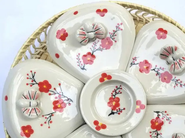 Khay mứt đế mây hoa đào 5 cánh sang trọng quà tết Khay mứt đế mây hoa đào 5 cánh sang trọng quà tết