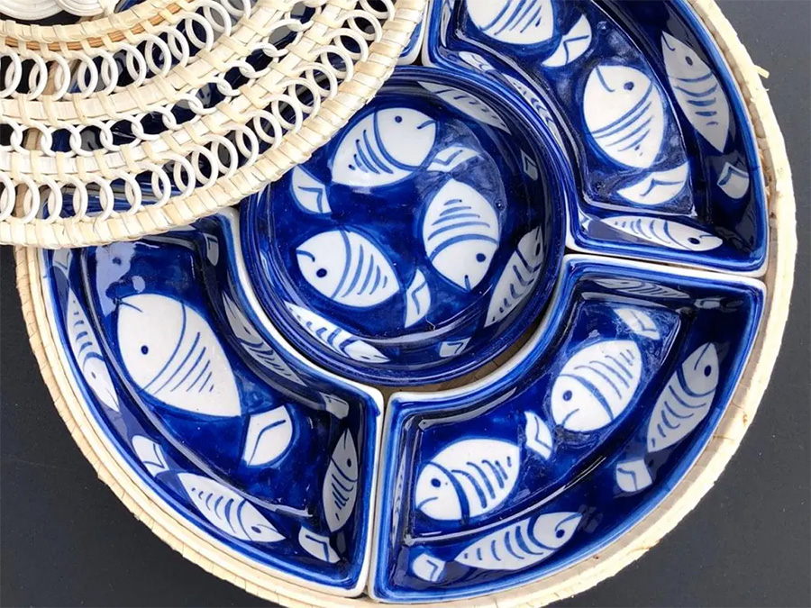 Khay mứt Tết gốm sứ men lam cao cấp đế mây sang trọng Bát Tràng Khay mứt Tết gốm sứ men lam cao cấp đế mây sang trọng Bát Tràng