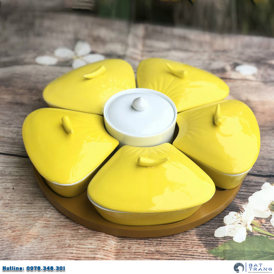 Khay mứt tết gốm sứ vàng số 04 sang trọng độc đáo Bát Tràng Khay mứt tết gốm sứ vàng số 04 sang trọng độc đáo Bát Tràng