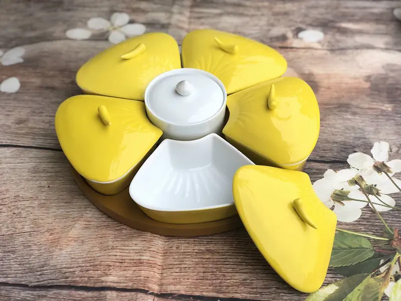 Khay mứt tết gốm sứ vàng số 04 sang trọng độc đáo Bát Tràng Khay mứt tết gốm sứ vàng số 04 sang trọng độc đáo Bát Tràng