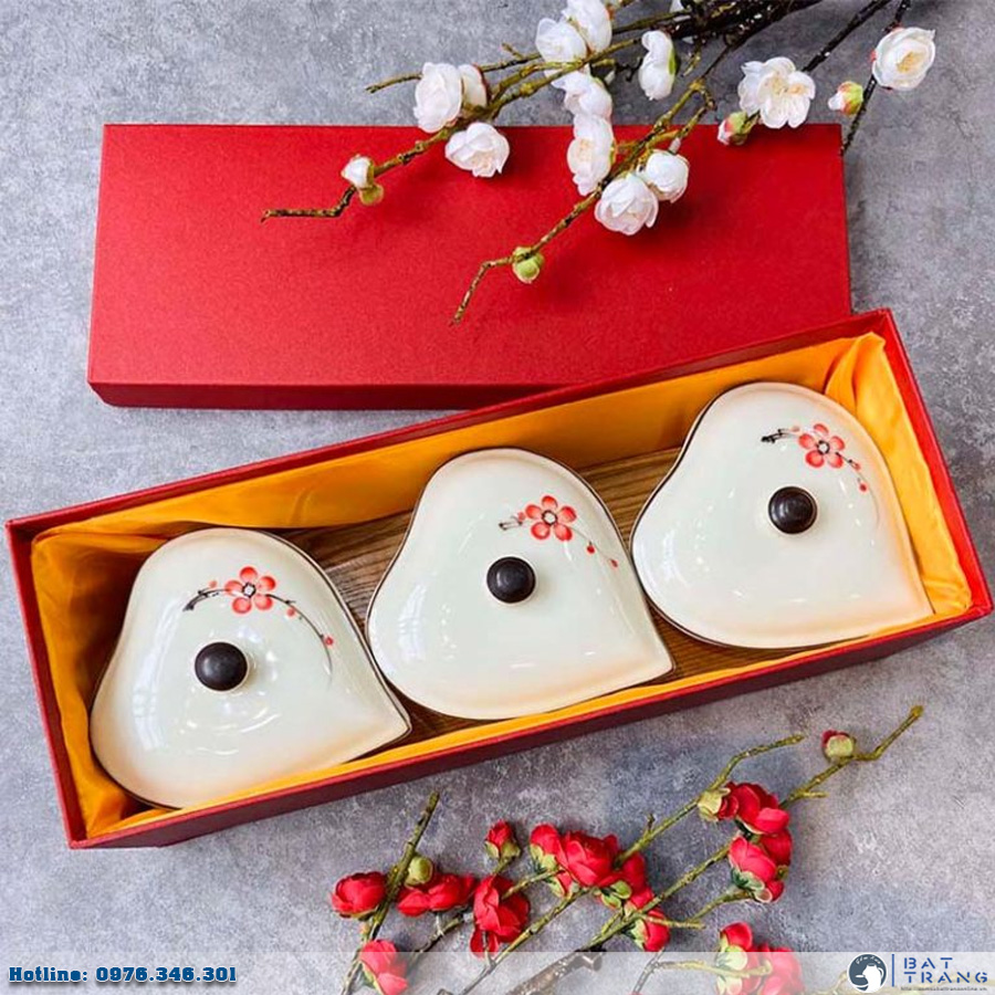 Khay mứt tết gốm sứ bát tim 3 hũ đào đỏ sang trọng độc đáo