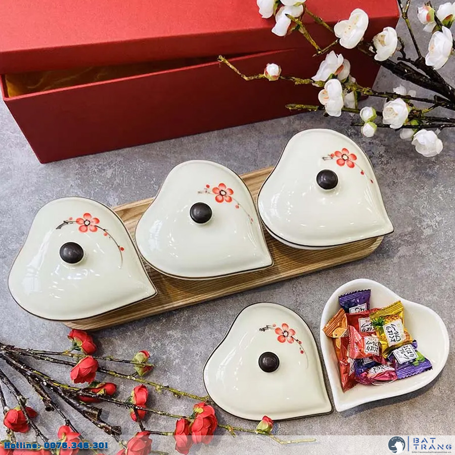 Khay mứt tết gốm sứ bát tim 3 hũ đào đỏ sang trọng độc đáo