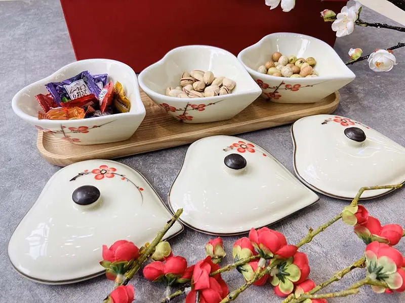 Khay mứt tết gốm sứ bát tim 3 hũ đào đỏ sang trọng độc đáo