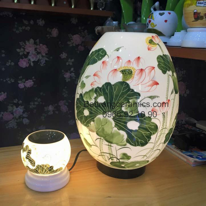 Đèn trang trí gốm sứ vẽ sen dáng trứng cao 36cm quà tặng