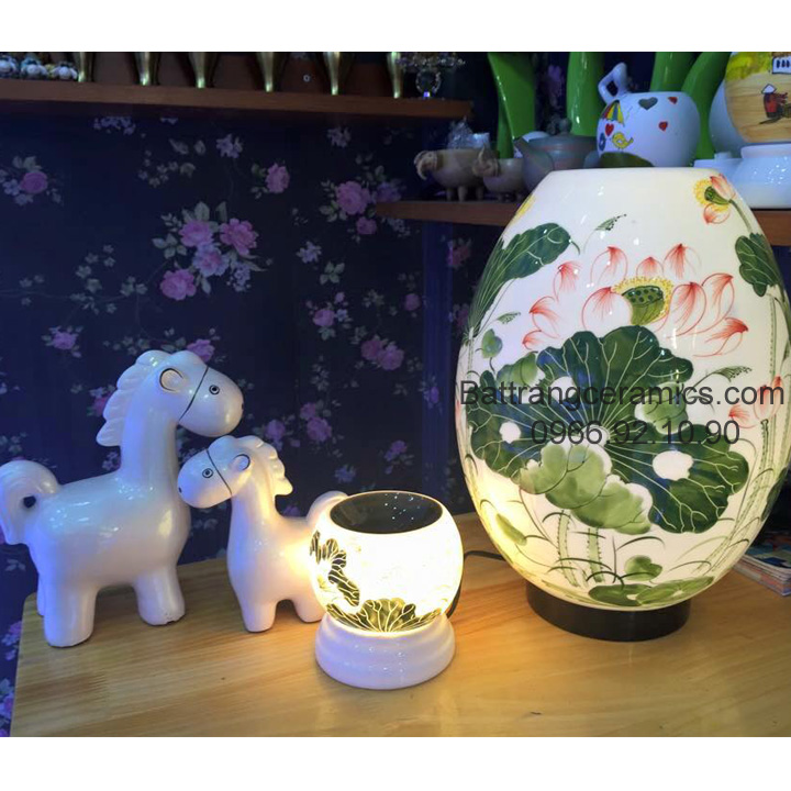 Đèn trang trí gốm sứ vẽ sen dáng trứng cao 36cm quà tặng 