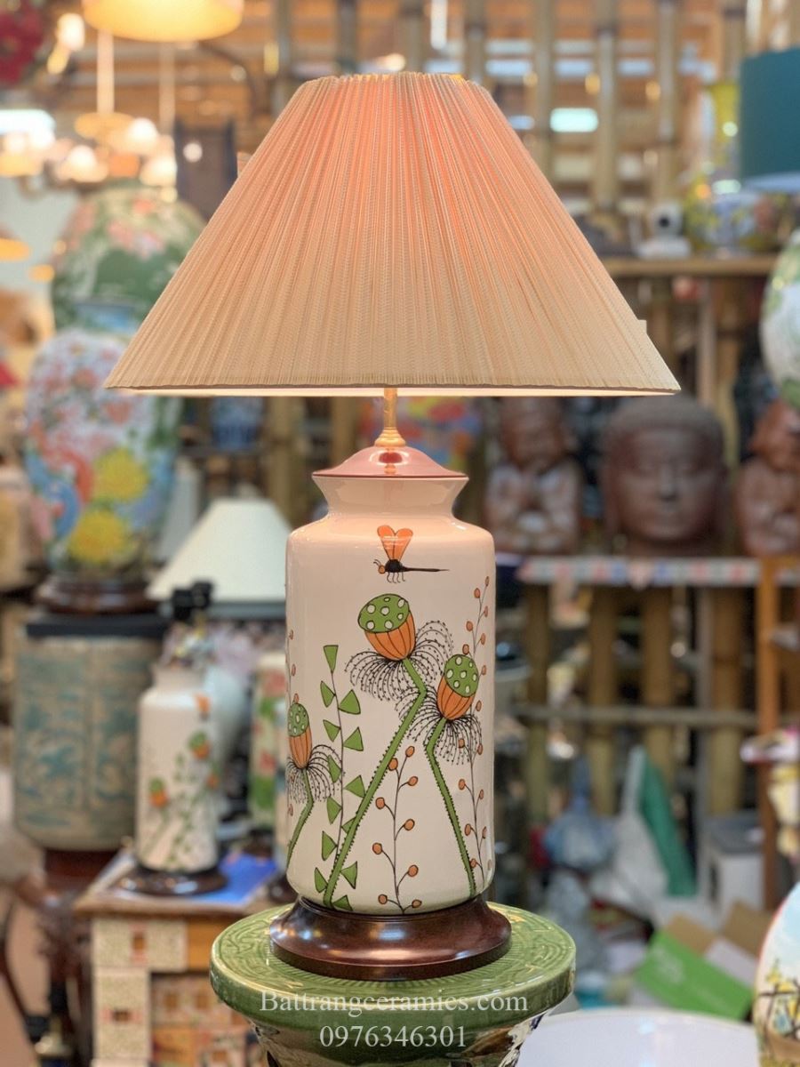 Đèn gốm sứ trụ chuồn sen đẹp sang trang trí phòng ngủ ấm áp 