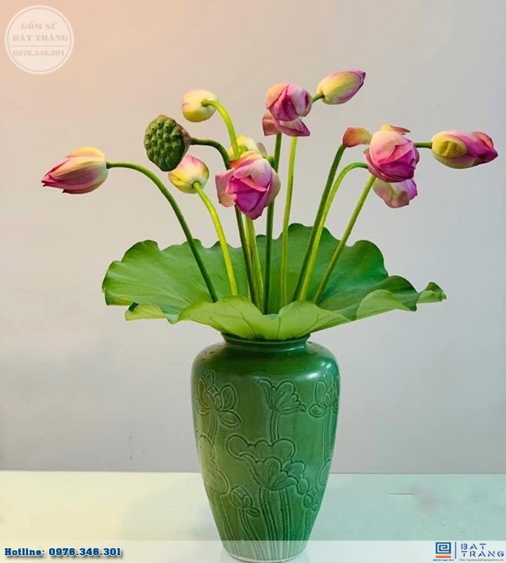 Lọ hoa sen Bát Tràng khắc nổi dáng chum thon miệng loe 40cm sang trọng 